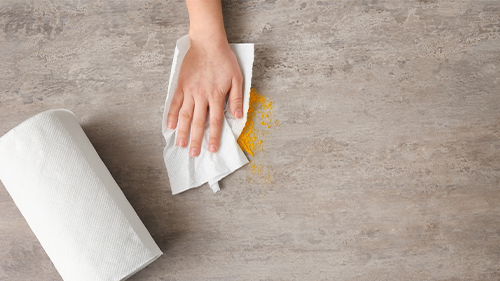 mano che pulisce con carta da cucina